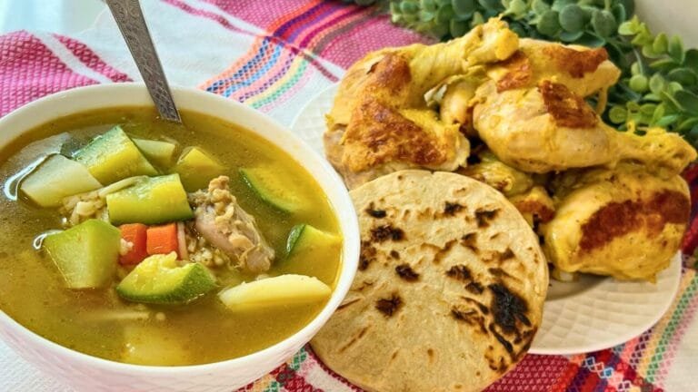 Sopa de Gallina India Salvadoreña